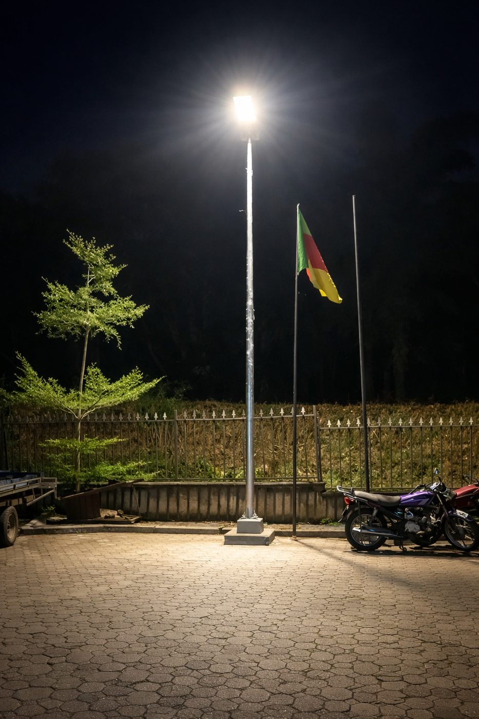 Lampadaire solaire allumé de nuit