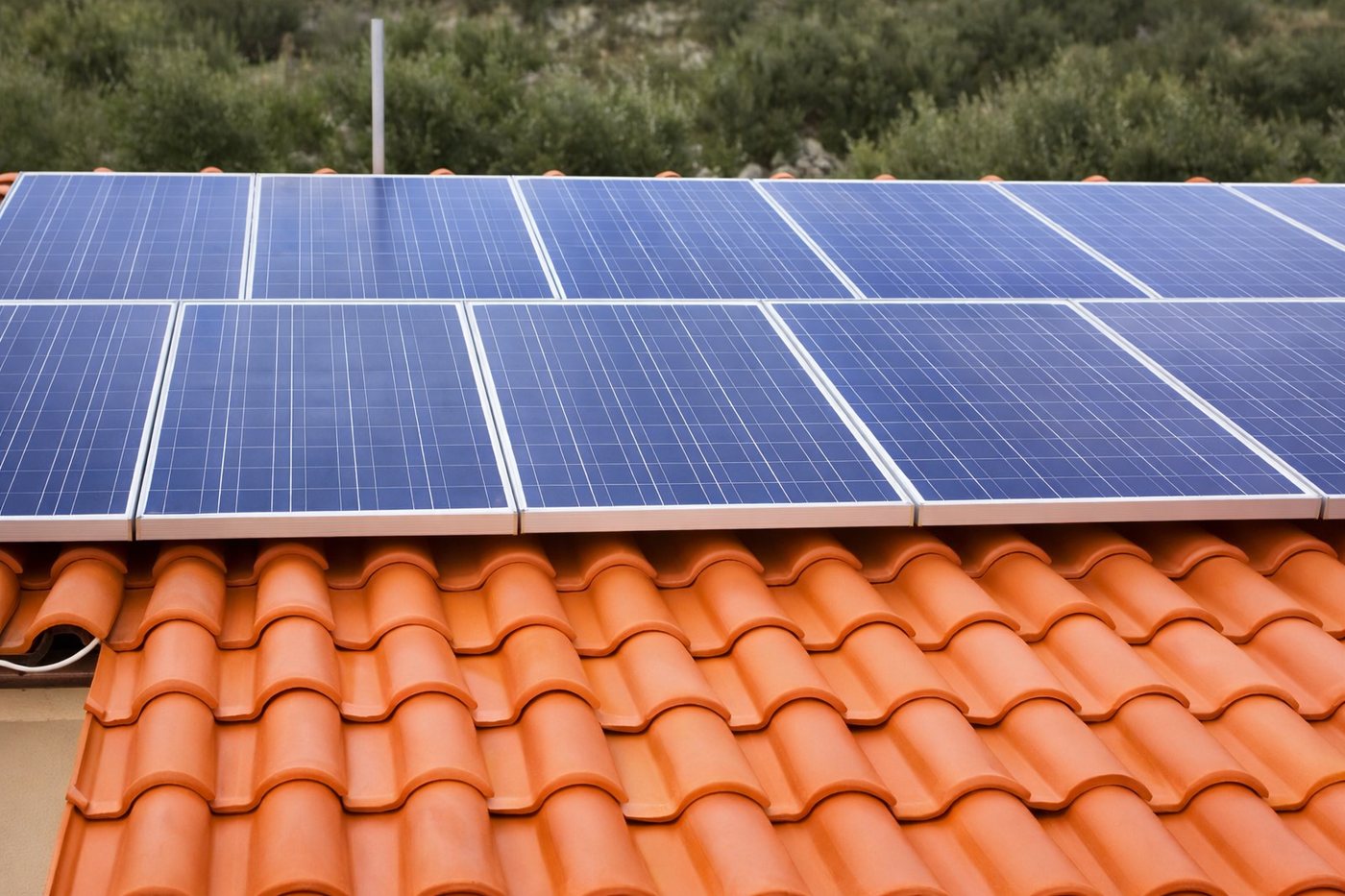 Panneaux solaires installés sur la toiture d'une maison