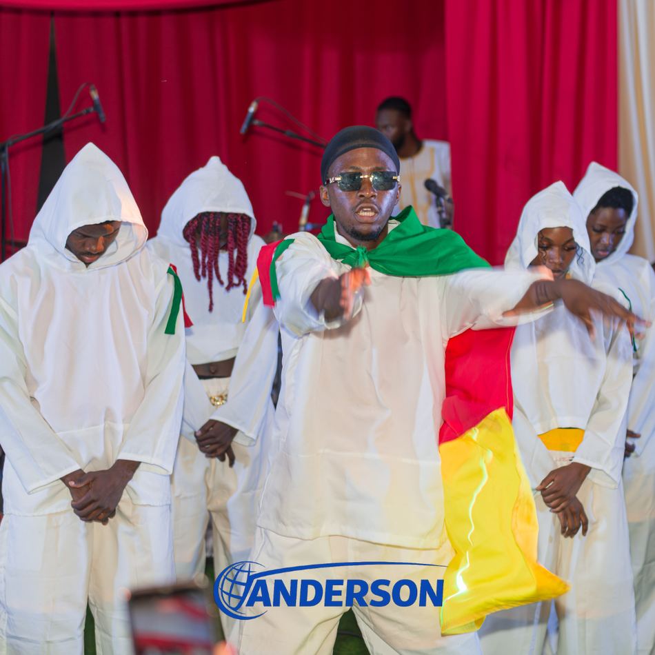 Danseurs sur scène avec le drapeau du Cameroun — événement La jeunesse a un incroyable talent
