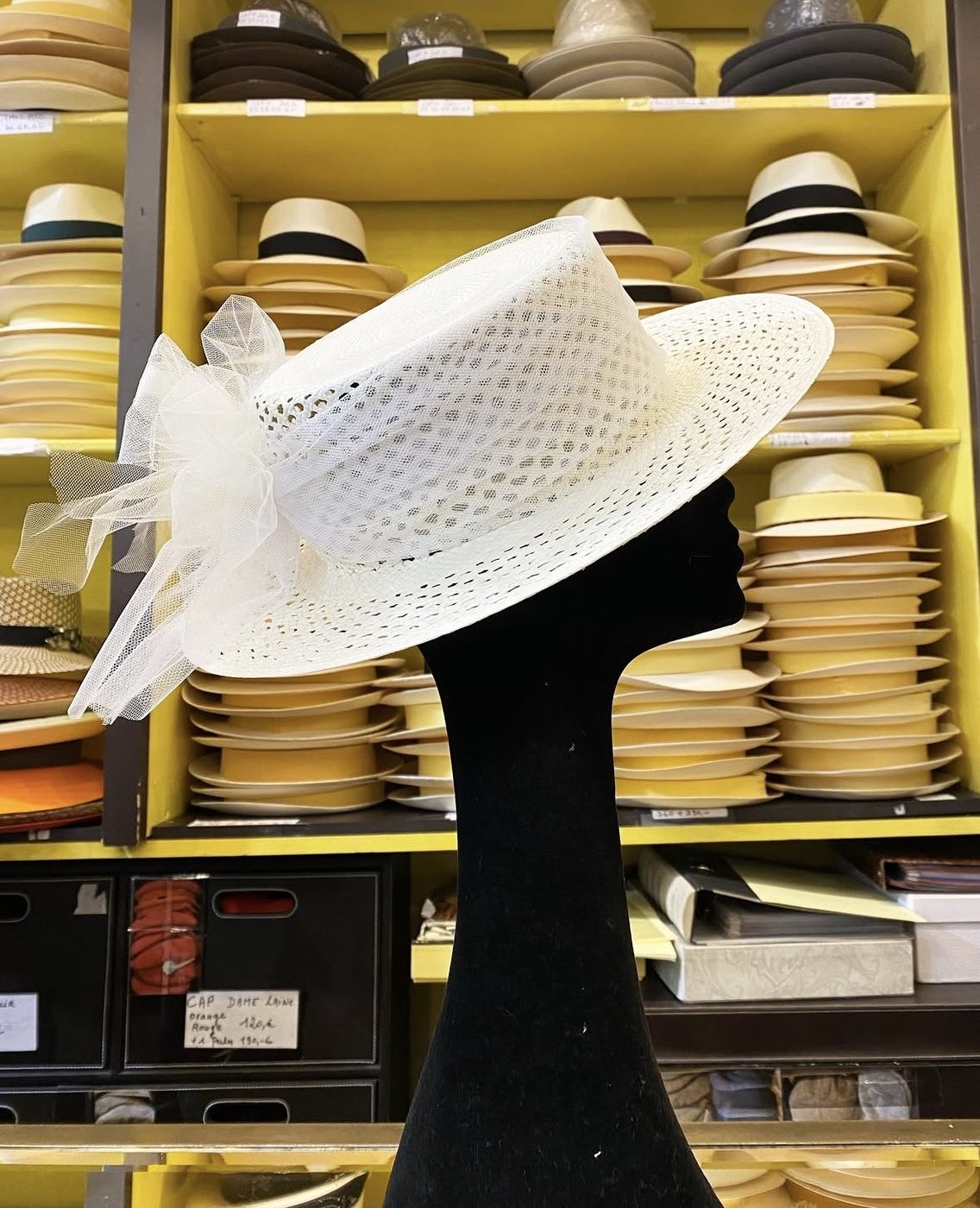 Chapeaux commandés en Europe pour un client
