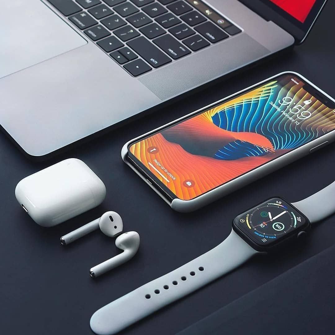 Appareils high-tech commandés : ordinateur, smartphone, montre connectée, écouteurs